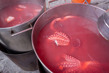 Recipientes de cocción de pulpo á feira, plato tradicional de Galicia. España.. España.