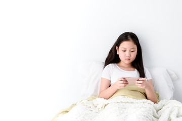 Obraz na płótnie Canvas Young Asian girl play a smartphone