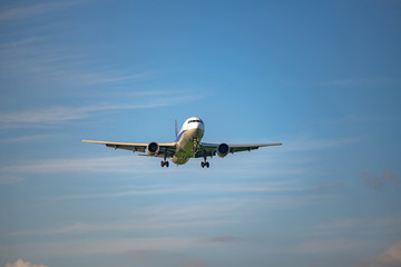 着陸態勢の旅客機