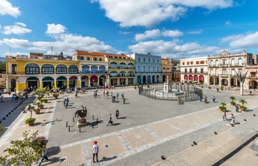 Foto op Plexiglas Cuba, Havanna  Gezicht op een van de oudste pleinen van Havana, &quot Plaza Vieja&quot . © ccgocke