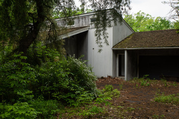 Fototapeta na wymiar Derelict Guest House - Abandoned Nevele Grande Resort - Catskill Mountains, New York