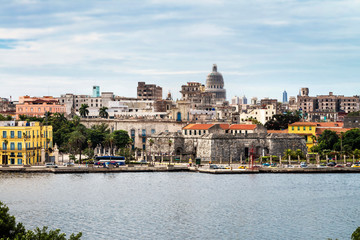 Kuba, Havanna;  Blick über die Bucht und Hafeneinfahrt von Havanna, auf die historische Altstadt.