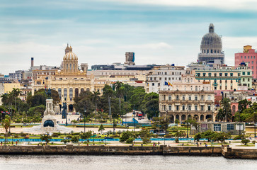 Kuba, Havanna;  Blick über die Bucht und Hafeneinfahrt von Havanna, auf die historische Altstadt.