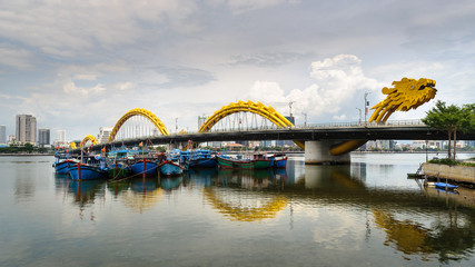 Puente del dragón en da nang (Dragon Bridge)sobre el rio Han es uno de los más impresionantes lugares de interés arquitectónico de la ciudad , Vietnam,