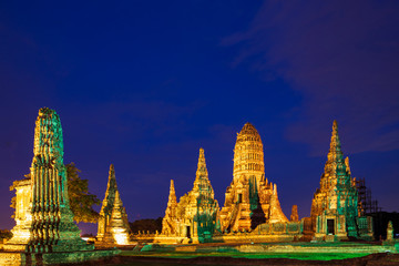 Fototapeta premium アユタヤ遺跡の夜景ワット・チャイワッタナーラーム