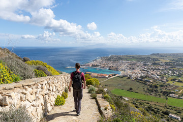 Jeune homme en vacances à Favignana, Sicile