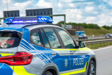 Autobahnpolizei Einsatzfahrzeug auf Streife