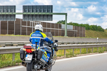 Autobahnstreife -  Motorrad der Autobahnpolizei auf Streife