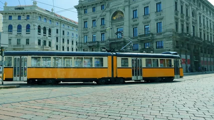 Tuinposter tram in de stad Milaan in Italië © picture10