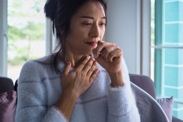 Fototapeta na wymiar Asian women have angina, high fever and chronic cough.