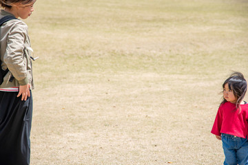 公園で遊ぶ親子