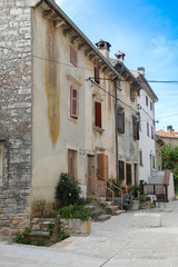 Straße mit Häusern im Mediterranen Gebiet