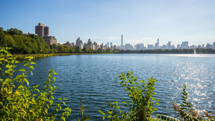 The great artificial lake in the middle of Central Park, a former reservoir - obrazy, fototapety, plakaty