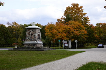 Fototapeta premium Beautiful memorial site set in the fall season