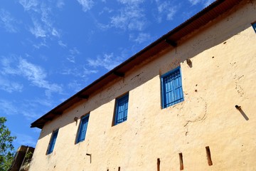 Fototapeta na wymiar old building and blue sky