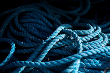 Naklejka premium worn out thick mooring rope on wooden pier.