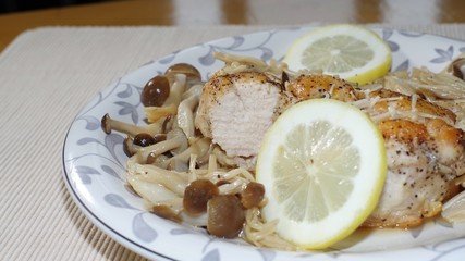 鶏胸肉の蒸し焼き、キノコを添えて