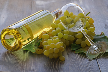 Obraz premium Grapes, white wine and glass