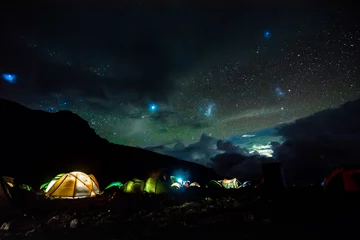 Crédence en verre imprimé Kilimandjaro Tentes dressées campant au pied du mont Kilimandjaro la nuit sous les étoiles