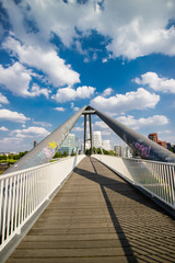 Ponte pedestres e de bicicleta que atravessa parte do rio Reno em Dusseldorf Alemanha, Europa