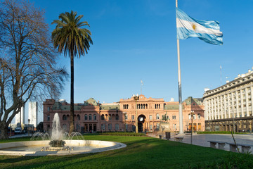 Plaza de Mayo de Buenos Aires y Casa Rosada con la Bandera Argentina