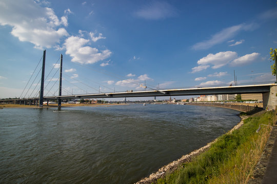 Rio de renas amplamente utilizado para transporte de carga e passageiros, ponte em D&uuml;sseldorf, uma das cidades cortadas pelo rio, Alemanha Europa