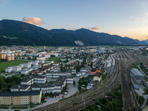 Blick auf die Gleisanlage und das Panorama der Stadtgemeinde Wörgl im Tiroler Unterland