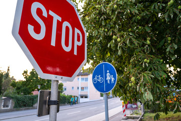 Stopschild / Radfahrer / Füßgänger