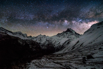 Milchstraße über den Machapuchare-Gipfel in Himalayas Annapurna-Basislager-Trekkingroute