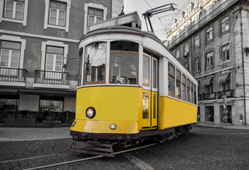 Fototapeta na wymiar Tranvía amarillo en Lisboa