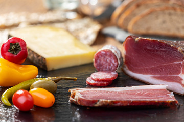 Südtiroler Speck auf Granit