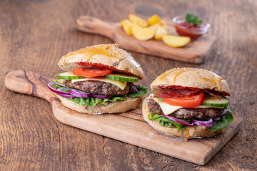 hausgemachten Burger auf dunklem Holz