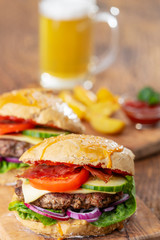 hausgemachten Burger auf dunklem Holz