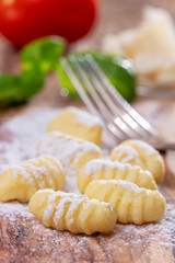 Nahaufnahme von rohen Gnocchi auf Holz