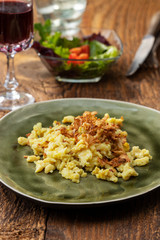 hausgemachte schwäbische Spätzle auf Holz