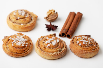 Nahaufnahme von schwedischem Kanelbullar mit Zucker