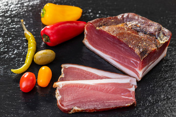 Südtiroler Speck auf Granit