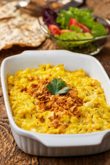 hausgemachte schwäbische Spätzle auf Holz