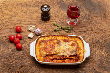 Übersicht über eine gekochte Lasagne auf Holz © Bernd Jürgens