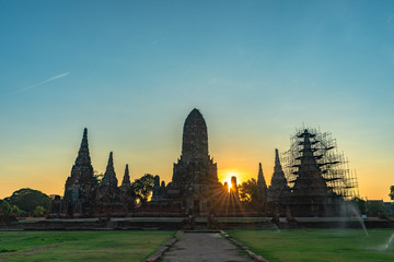 Obraz premium sunrise behind the ruins pagoda of wat Ckaiwatthanaram Temple of Ayutthaya Province .( Ayutthaya Historical Park )Thailand..