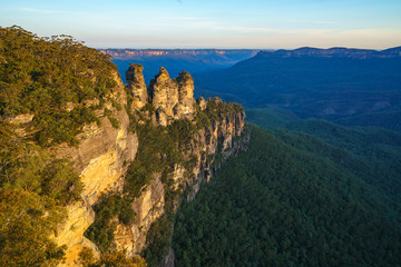 Fototapeta na wymiar sunset at three sisters lookout, blue mountains, australia 20