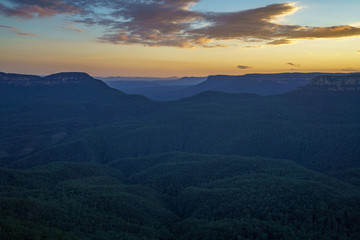 Fototapeta premium sunset at three sisters lookout, blue mountains, australia 44
