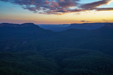 Fototapeta na wymiar sunset at three sisters lookout, blue mountains, australia 49