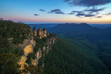 Fototapeta na wymiar sunset at three sisters lookout, blue mountains, australia 56