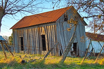 Obraz premium Rustic barn in farm field