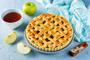 Apple pie with fresh apple slices