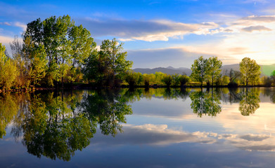 Obraz premium Tranquil lake and trees at dusk