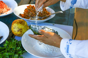 preparación del chile en nogada