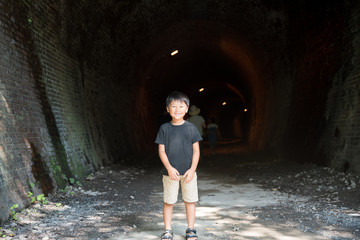 トンネルと子供