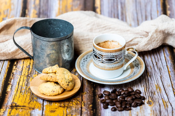 Tasse de café en porcelaine vintage et biscuits à la cannelle sur une table en bois